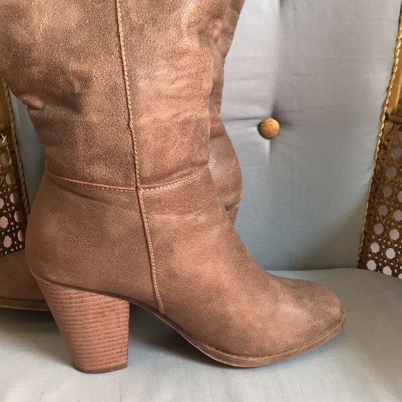Forever 21 taupe faux leather pull on boots, chunky heel, rounded toe size 9 - Picture 4 of 11